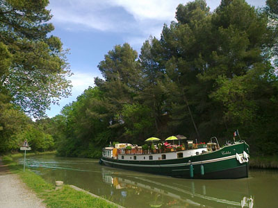 Vue au pied de la batisse